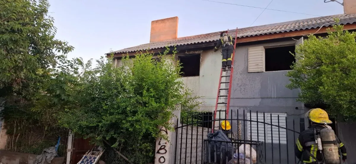 Una mujer de 76 a&ntilde;os fue llevada al hospital por presentar problemas para respirar. Foto bomberos VR.