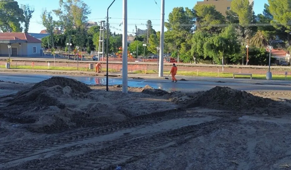 El sedimento que bajó desde la barda norte quedó acumulado en la calle Los Nogales a metros de la estación del ferrocarril. Foto: gentileza