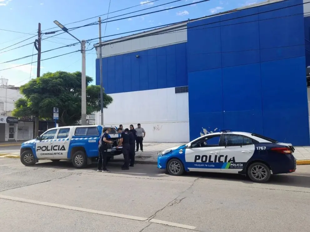 El hipermercado Carrefour está ubicado en las calles Olascoaga y Perito Moreno, del bajo neuquino. Foto Edgardo Pino