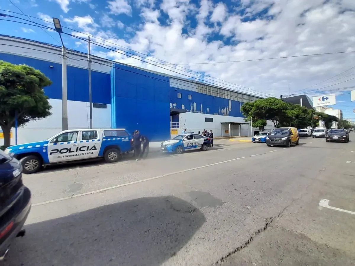 La Policía mantiene un amplio despliegue en la zona y continúa recolectando evidencia. Foto Edgardo Pino