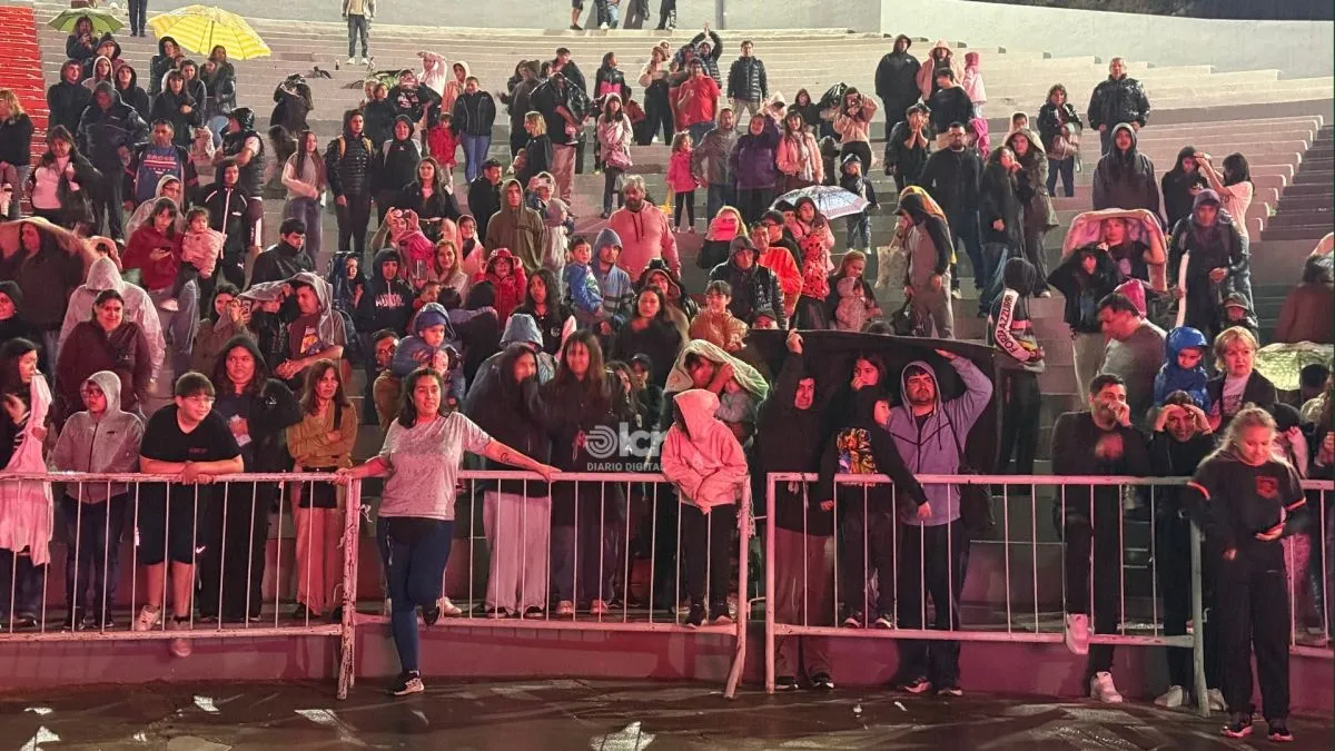 El p&uacute;blico esperaba a Pi&ntilde;&oacute;n a pesar de la lluvia. Foto: Celeste Cerezuela 