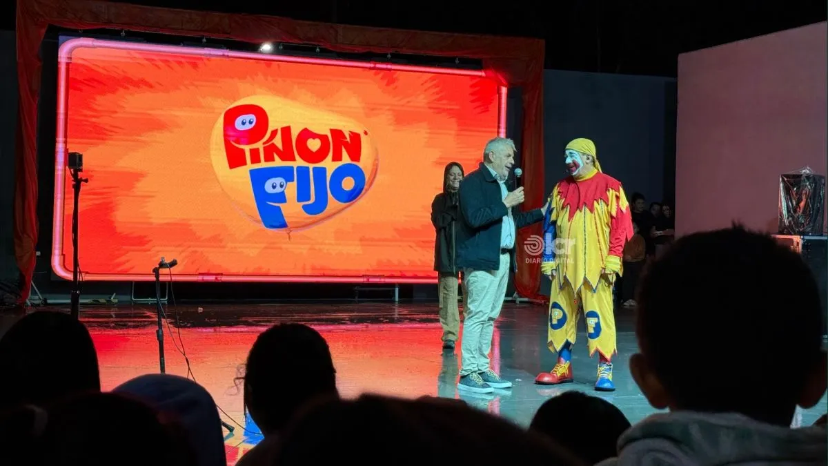 Pi&ntilde;&oacute;n junto al intendente al finalizar el show. Foto: Celeste Cerezuela 