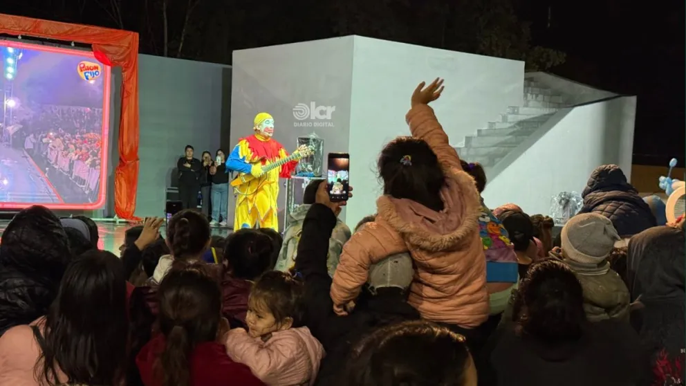 El show hizo cantar y bailar a las familias durante la noche del domingo. Foto: Celeste Cerezuela 