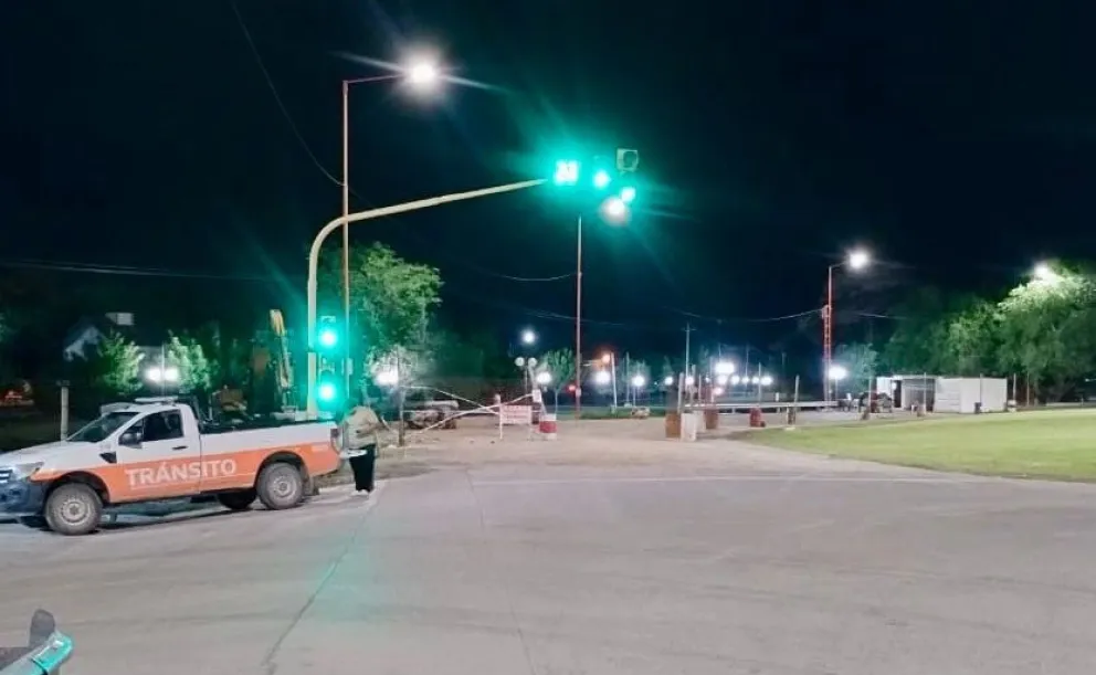 El semáforo ubicado en la intersección de la Ruta 22 y la avenida Rivadavia ya está en funcionamiento tras los daños que sufrió con la tormenta del domingo. Foto: gentileza