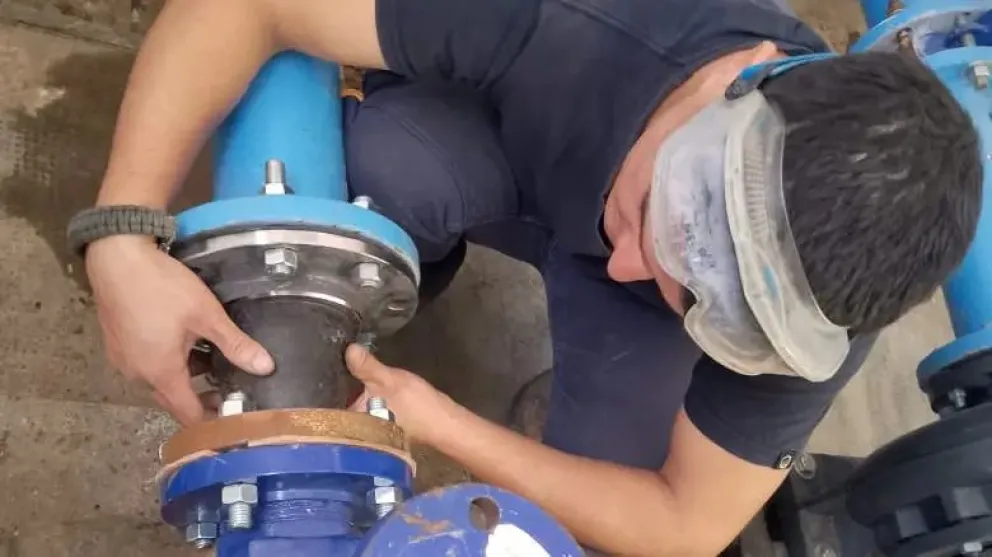 Durante el fin de semana se instalaron nuevos equipos para garantizar la provisión de agua potable en Chichinales. Foto: gentileza