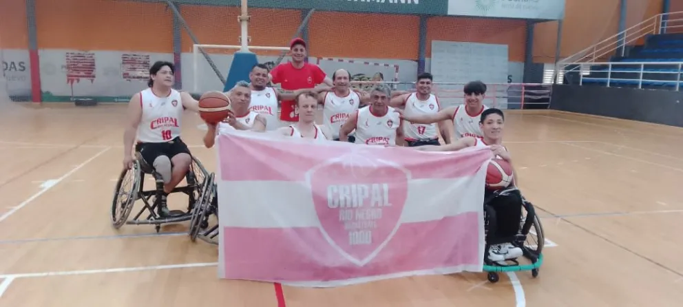 “Ganamos los cuatro partidos del cuadrangular, salimos primeros y ahora en diciembre jugamos la final para ascender a Primera. Estamos muy contentos”, contó Inostroza, técnico y también jugador de Cripal. Foto: gentileza 