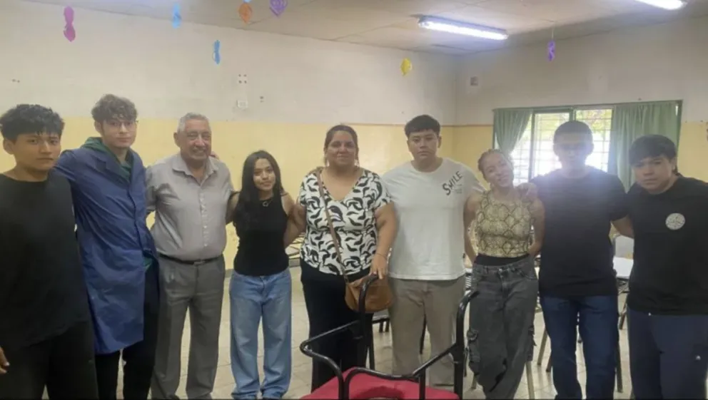 En imagen, los estudiantes Luciano, Leonel, Mariana, David, Miguel, Ariana y Leopoldo, los responsables del enorme gesto. Foto: gentileza Cet 1 Roca