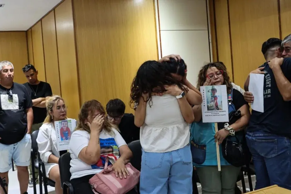 “Luego de escuchar la declaración de culpabilidad, la familia compartió un instante de desahogo y tristeza.” Foto: Tania Domenicucci-ANR