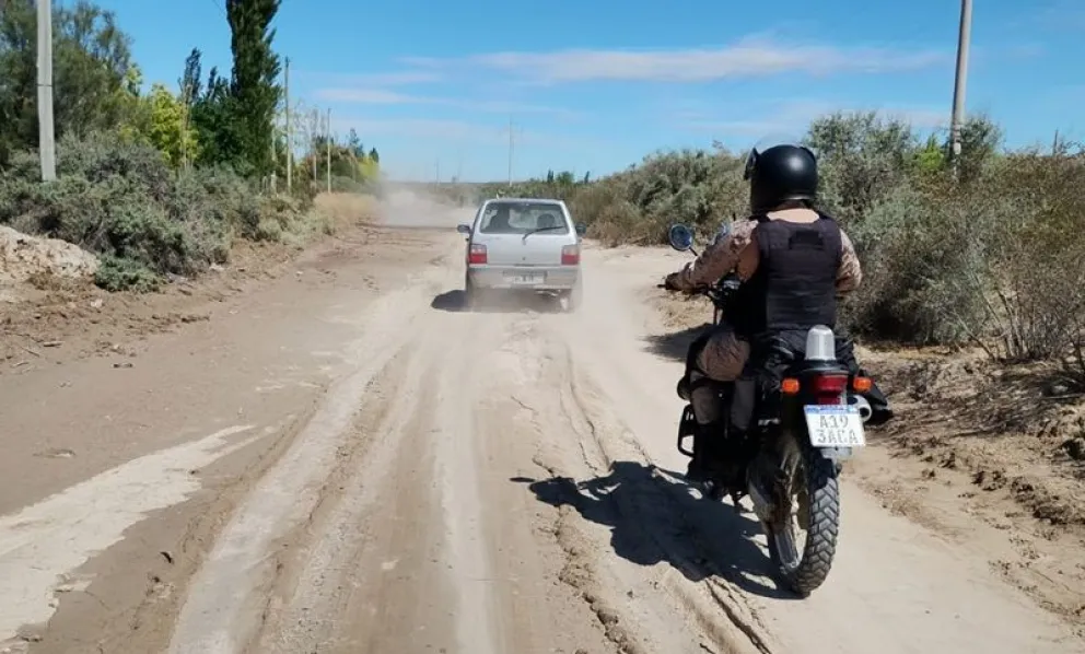 Efectivos de la Brigada Rural de Huergo recorrió los puestos ubicados sobre la zona de bardas al norte de la ciudad. Foto: gentileza