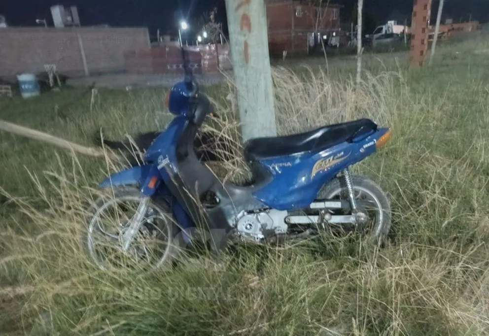 La moto fue encontrada minutos después de las 22 en la esquina de Yumbel y Pompermayer. Foto gentileza.