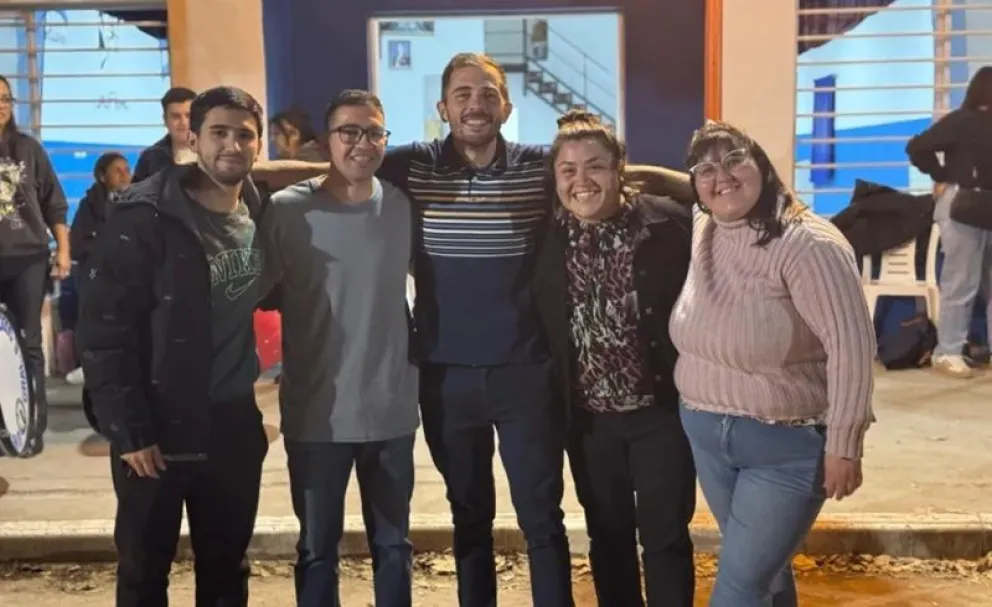 Carrillo (de gris) asumirá esta noche como presidente del Concejo para acompañar al intendente Albino Garrone (centro). Foto: archivo