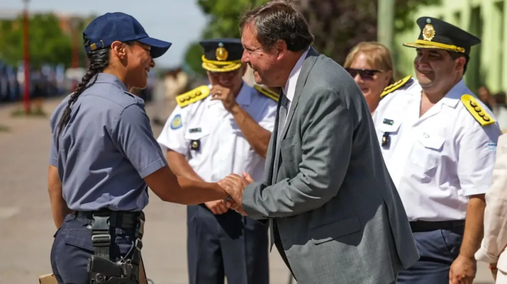 El Gobernador reconoció la tarea de la Policía en Los Menucos. Crédito: Ezequiel Floridia/Gobierno de Río Negro