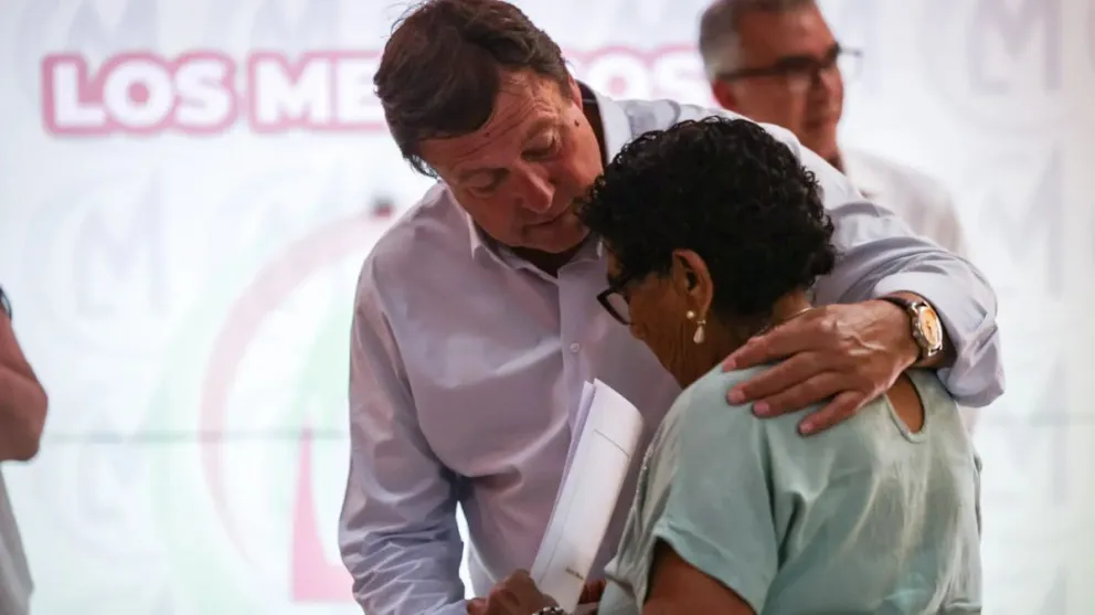 Weretilneck entrega su escritura a una vecina de Los Menucos. Crédito: Ezequiel Floridia/Gobierno de Río Negro