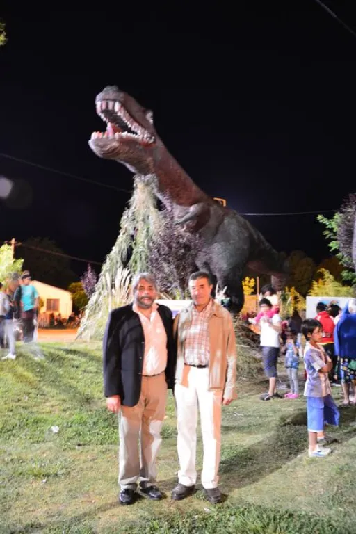 El intendente Luis Albrieu en la inauguraci&oacute;n de otro de los dinosaurios en 2011 para el aniversario 66 del barrio. La obra de los dinos concluy&oacute; aproximadamente en el 2015. 