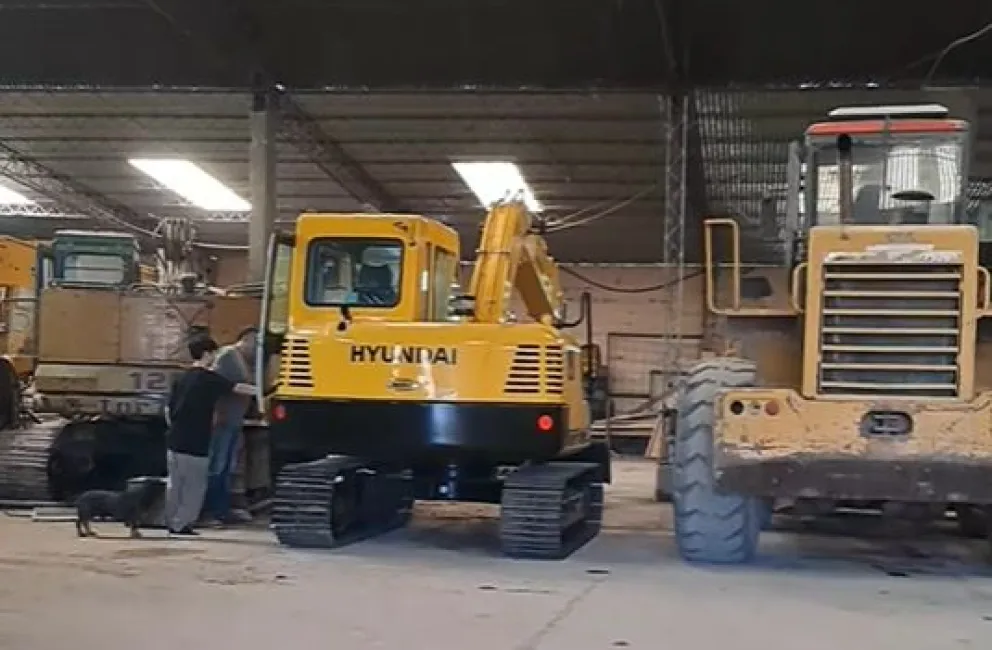 Para trabajar en lugares con poco espacio en canales y desagües, el Consorcio de Riego compró una máquina cero kilómetros. Foto: gentileza