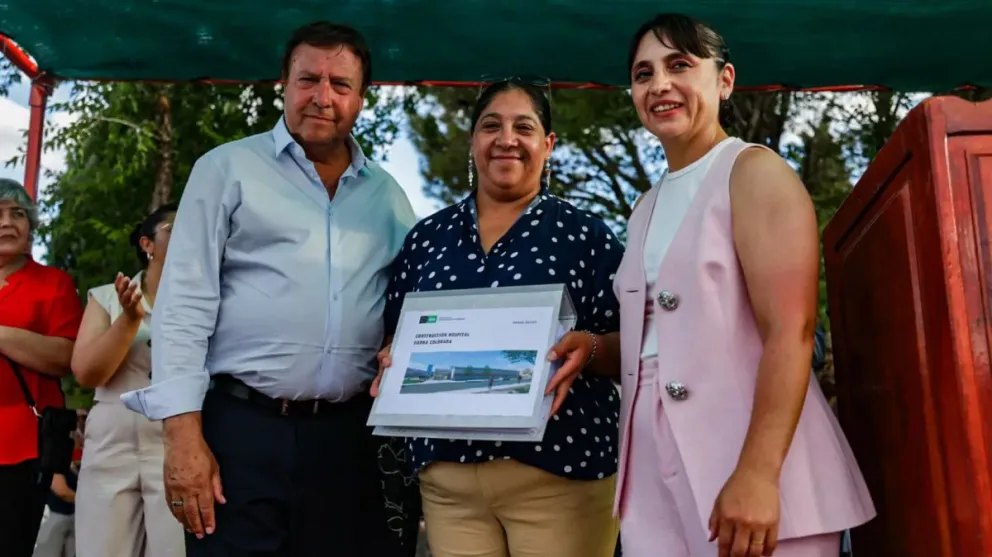 Weretilneck e Ignacio firmaron el contrato para construir el nuevo hospital. Crédito: Ezequiel Floridia / Gobierno de Río Negro