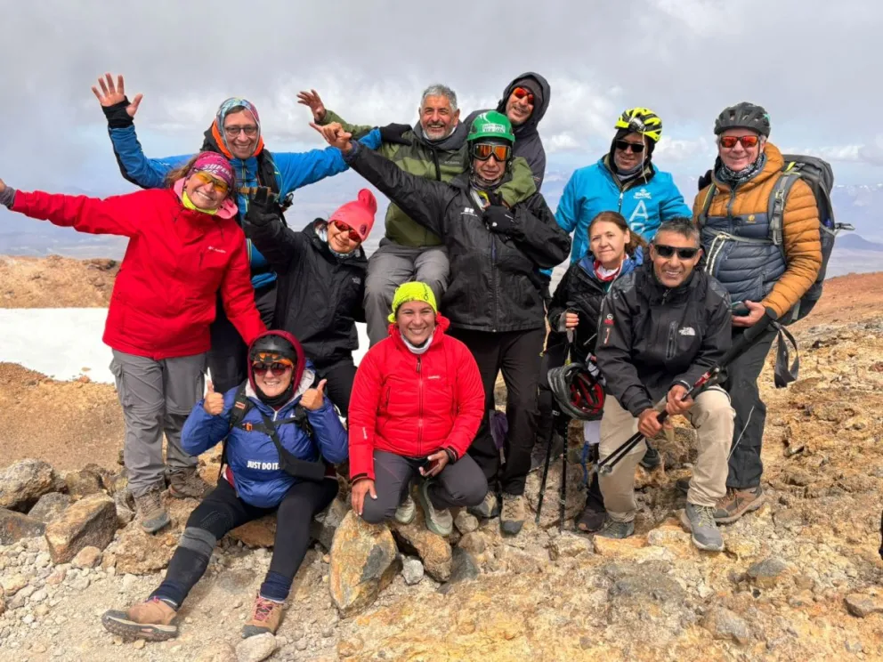 "Agotados pero felices". Equipo completo en la cumbre del Tromen, el segundo desafío solidario. Foto: gentileza 