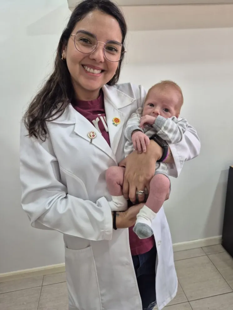 Pediatra y puericultora, Victoria Conopoi, junto a un pequeño paciente. Foto: gentileza 