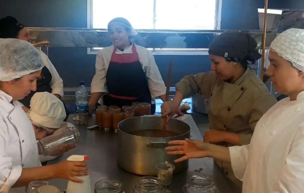 En la planta piloto de elaboración de alimentos de la FACTA se realizaron las prácticas alumnos, docentes y no docentes. Fotos: gentileza