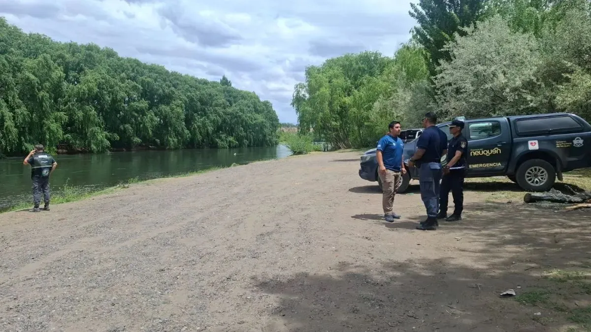 La b&uacute;squeda del adolescente se realiza en el r&iacute;o Neuquen en la zona de Nueva Espa&ntilde;a. Foto Daniela Luj&aacute;n para Cipo360