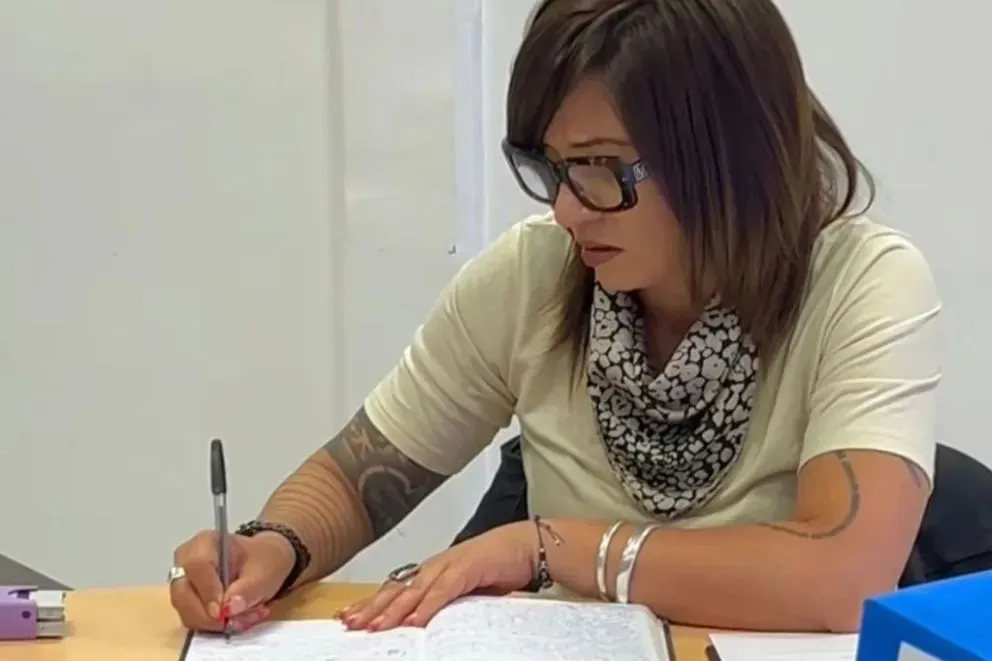 Belén Bavastri, concejal de Juntos Somos Río Negro, realizó un relevamiento de los proyectos que aún no concretan actividades en los Parques industriales de la ciudad. Foto: Gentileza