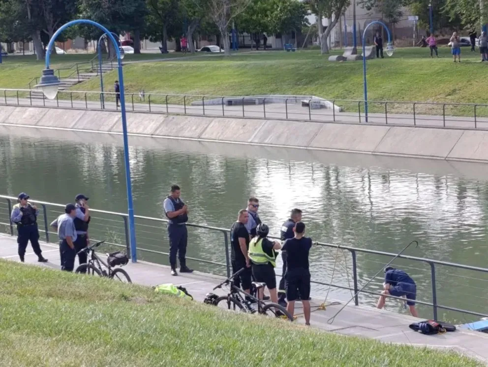 Bomberos y Policía trabajan esta mañana en el canal principal de riego, donde fue hallado un cuerpo en avanzado estado de descomposición. Foto: Tania Domenicucci-ANRoca
