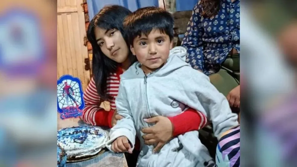 La hermana mayor lleva consigo su celular y la tarjeta para viajar en colectivo. (Foto Policía de Río Negro)