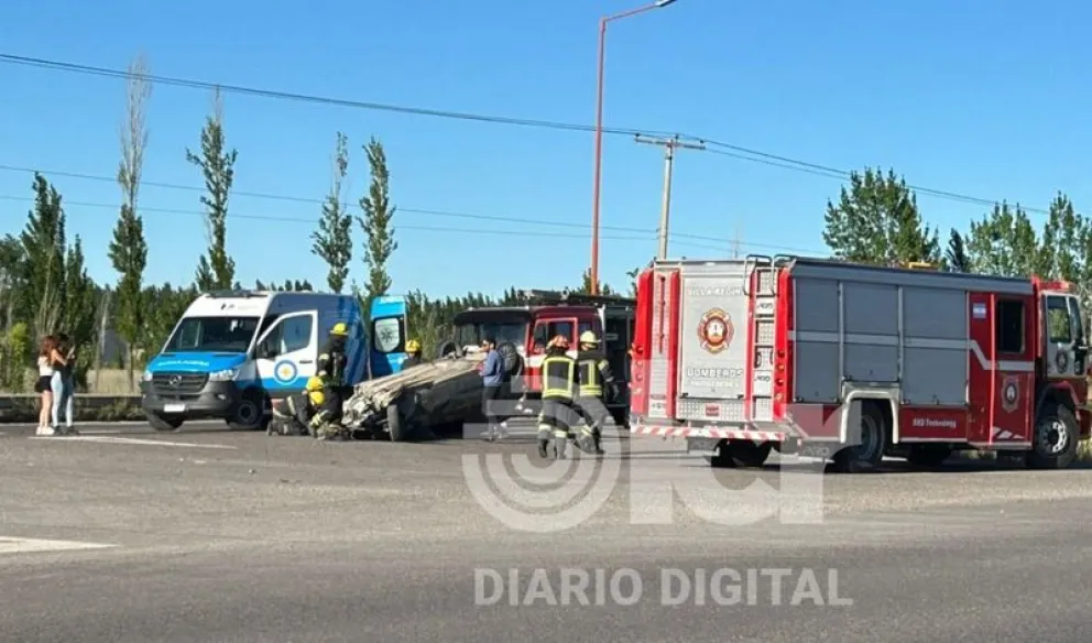 Cuatro ocupantes del auto, dos hombres y dos mujeres, fueron trasladados al hospital de Villa Regina con lesiones de distinta gravedad. Fotos: gentileza