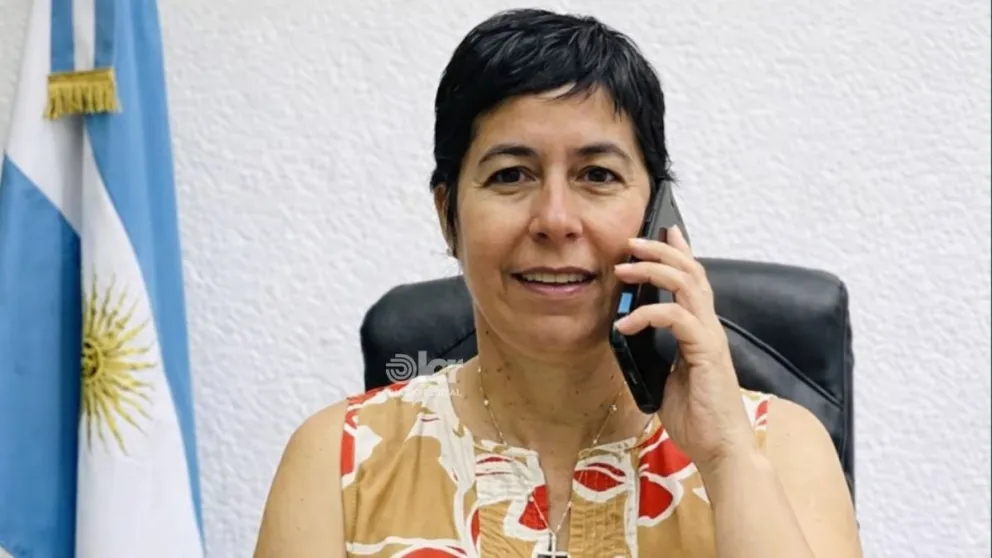 El celular había quedado en la sala del Concejo Deliberante. Fue recuperado hace instantes. Foto generada con IA (Inteligencia Artificial),