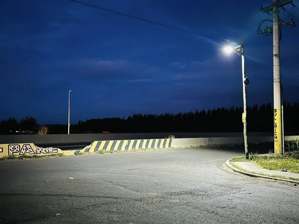 La oscuridad en la colectora sur y el camino que conduce al balneario atentaba contra la seguridad vial. Foto Municipio Huergo.