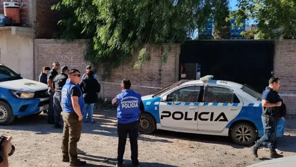 Cuando la policía llegó al local de la distribuidora, Flores yacía en el piso sin vida, con tres disparos de la espalda. Foto: archivo.