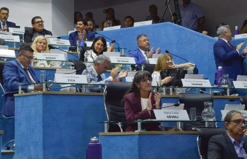 Aplausos al cierre. Las exposiciones por las leyes más importantes superaron las ocho horas. Foto: Emanuel Mirenghi para NoticiasNet.