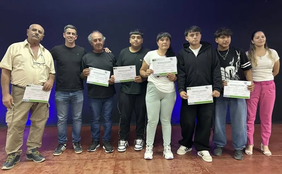 La semana pasada recibieron sus certificados de capacitación un grupo de vecinos de Chichinales. Foto: archivo