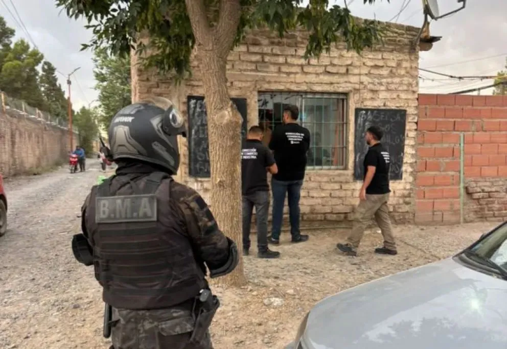 El operativo se realizó en una vivienda de Venezuela al 1.300, que da frente al cementerio local. Foto: Prensa Municipalidad.