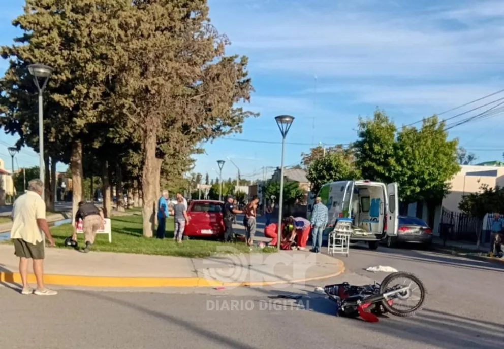 El impacto entre la Tornado y el Etios se produjo alrededor de las 19,30 en San Martín y Dr. Velazco. Foto gentileza.