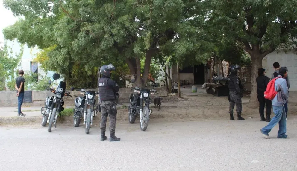 El brutal episodio se produjo en una vivienda de la calle Fernández Oro, en la localidad de Cinco Saltos. El agresor y la víctima habían edificado sus casas en un terreno único; pero en los últimos años empezaron los enfrentamientos. Foto: Prensa MPF