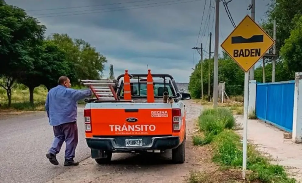 El municipio reginense realizó la instalación de cartelería para prevenir accidentes. Foto: gentileza