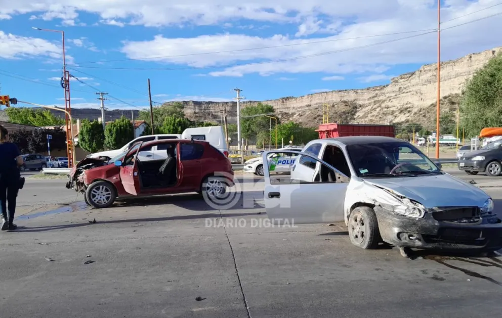 El Corsa circulaba por ruta con sentido a Chichinales y el Peugeot cruzaba la 22 hacia el centro. Foto LCR. 