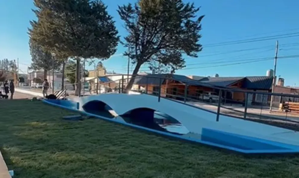 La pasarela y la fuente fueron recuperadas para ser disfrutadas por los vecinos de Huergo. Fotos: gentileza