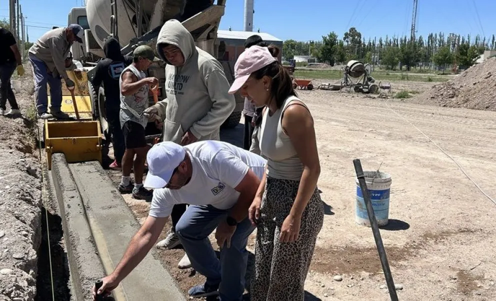 Esta semana el personal municipal se capacitó en la construcción de cordones cuneta. Foto: gentileza