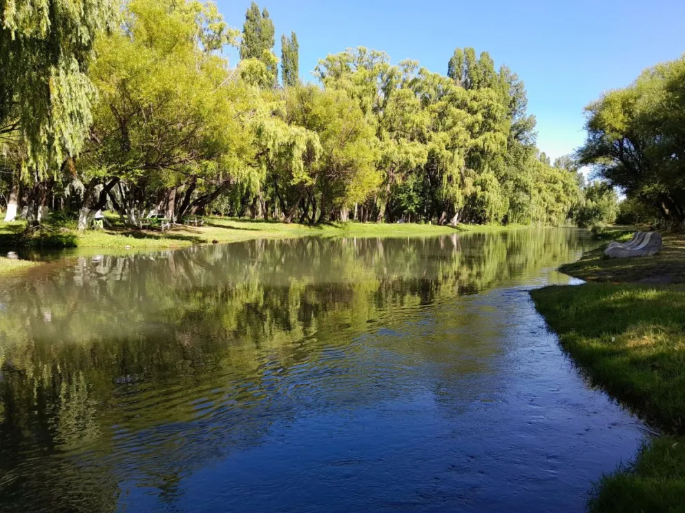 Transitamos días ideales para disfrutar al aire libre o en el río. El balneario de Mainqué es una opción. Foto LCR (archivo). 