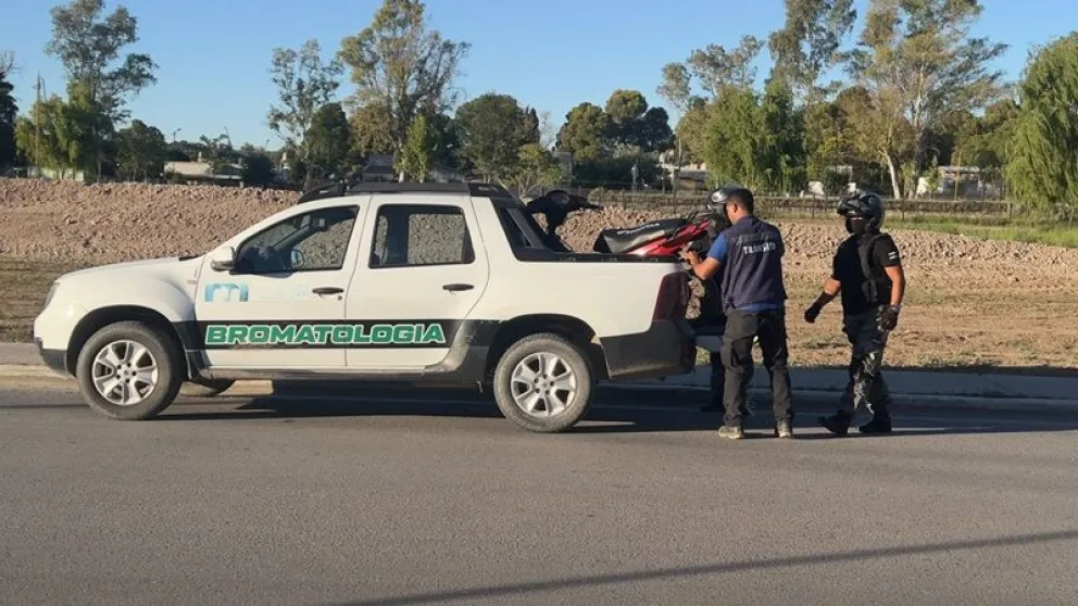 En la calle Belgrano se secuestró una de las motos en el marco de los operativos de control en Huergo. Foto: gentileza