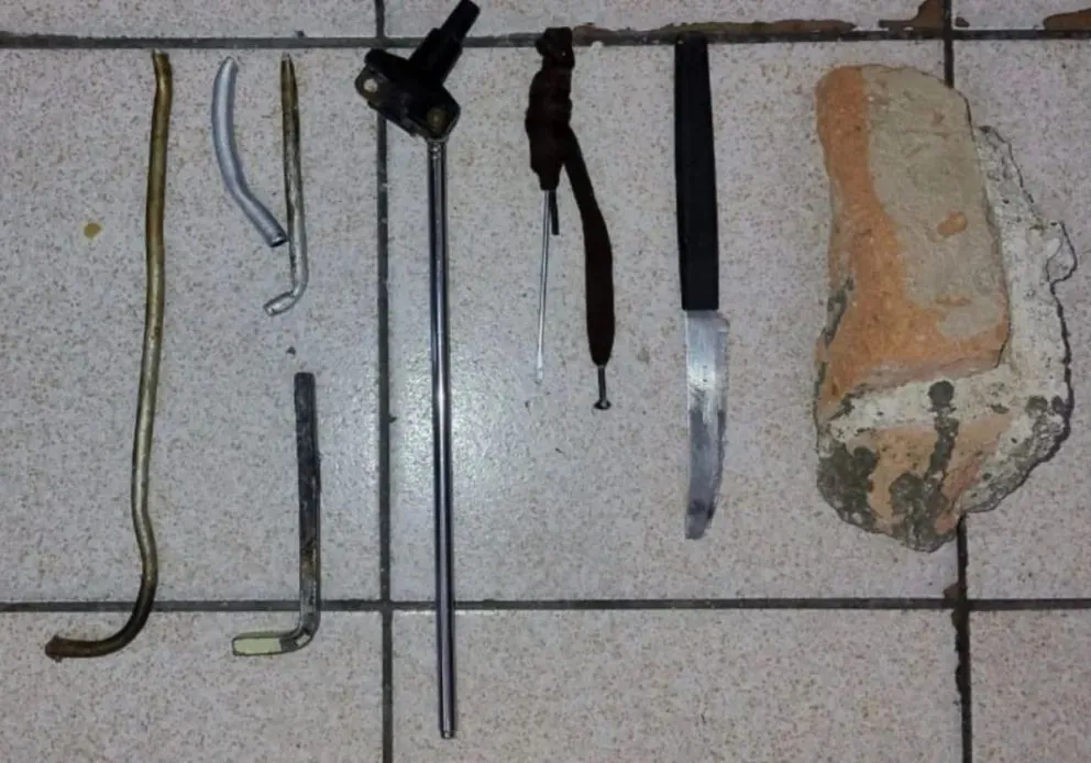 Parte de los elementos secuestrados durante la requisa simultánea realizada en siete pabellones del Penal II de Roca. Foto: gentileza Ministerio de Seguridad