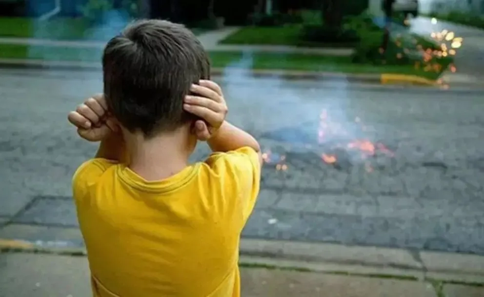 Todavía hay gente que no entiende el daño que provoca la pirotecnia de alto impacto sonoro y la sigue consumiendo. Foto: redes