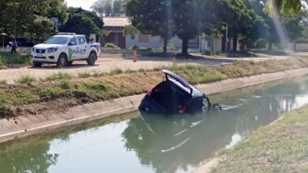 El vehículo quedó dentro del canal de riego con el bebé atrapado en el interior. 