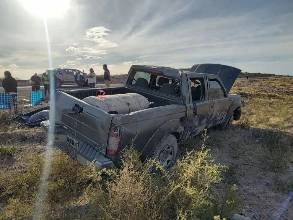 Camioneta destrozada tras el accidente en la ruta 2.