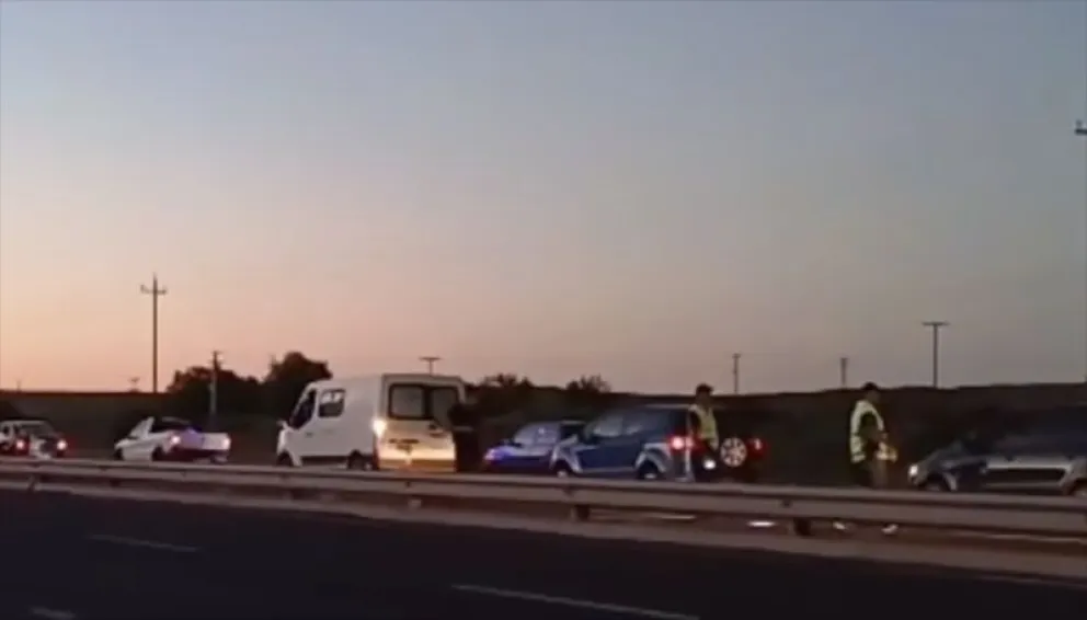 El choque entre una moto y una camioneta provocó demoras en el tránsito por la Ruta 22 en cercanías de Chichinales. Foto: gentileza FMPuerto