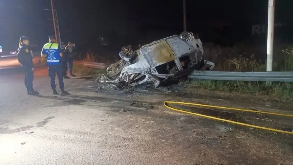 El auto en que viajaban los roquenses quedó consumido por las llamas en una ruta de Entre Ríos, a la altura de Chajarí. Foto: Chajarí Digital