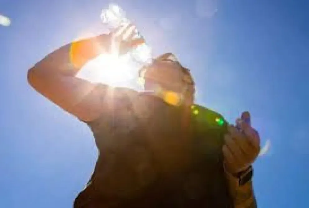 Reducir el tiempo de permanencia al aire libre durante el mediodía, aun cuando el cielo esté parcialmente nublado. Foto: redes