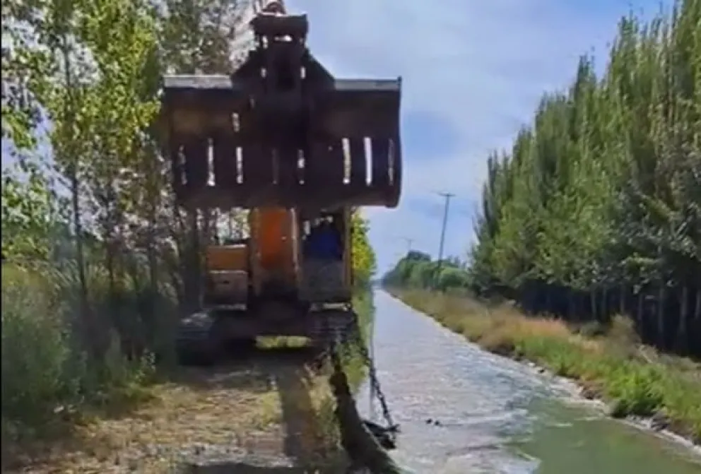 Con maquinas del Consorcio recorren para quitar malezas acuáticas y lamas de los canales de riego. Foto: gentileza